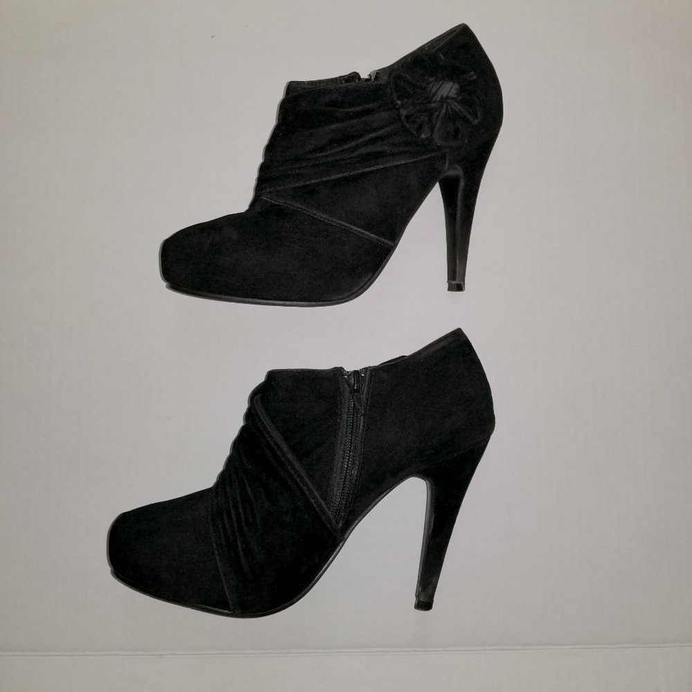 🌸CHERISH Black Heels - Picture 2 of 8